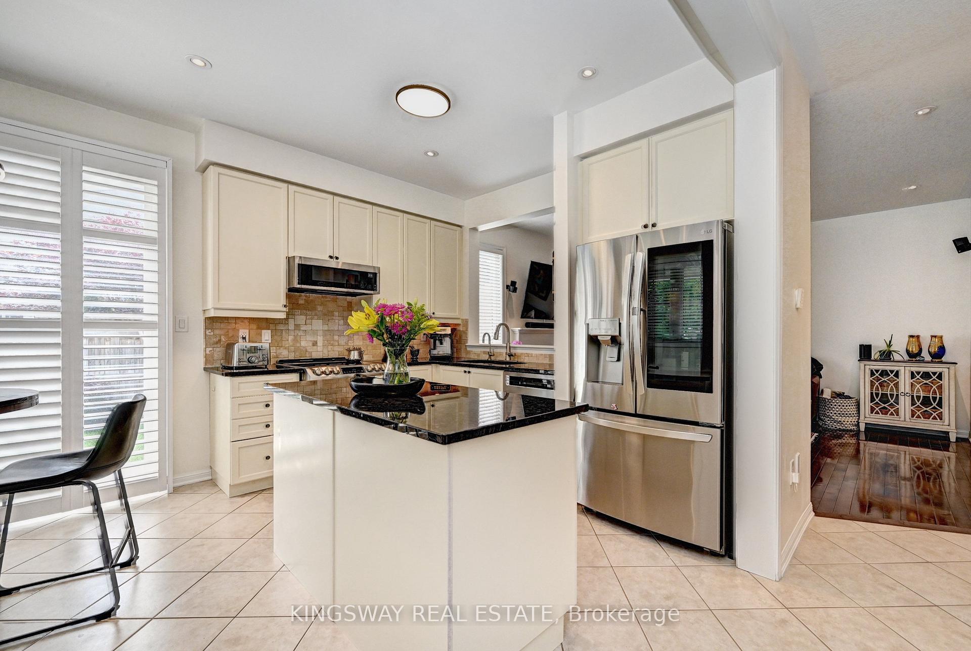 Photo 14 of 147 Silverthorne Drive, Cambridge, Silver Heights — HOMEH