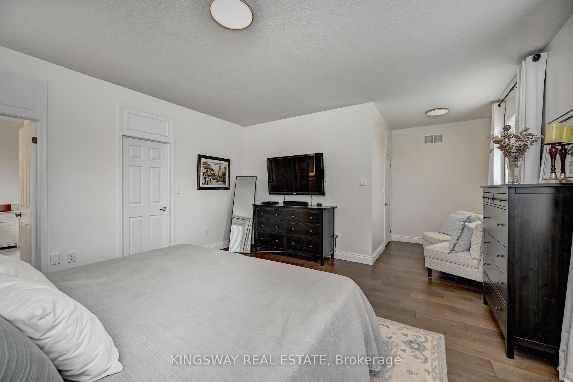 Photo 20 of 147 Silverthorne Drive, Cambridge, Silver Heights — HOMEH