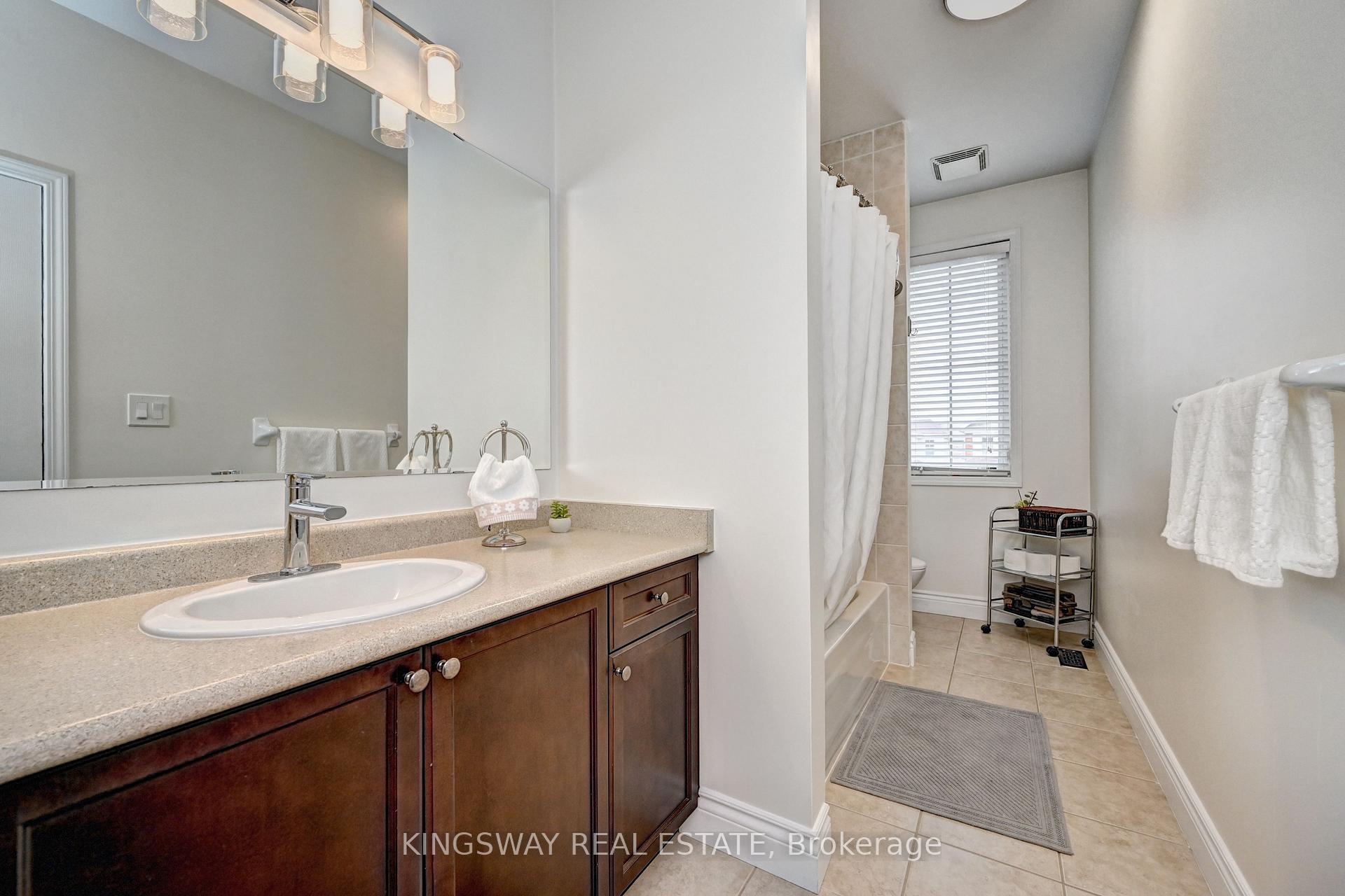 Photo 24 of 147 Silverthorne Drive, Cambridge, Silver Heights — HOMEH