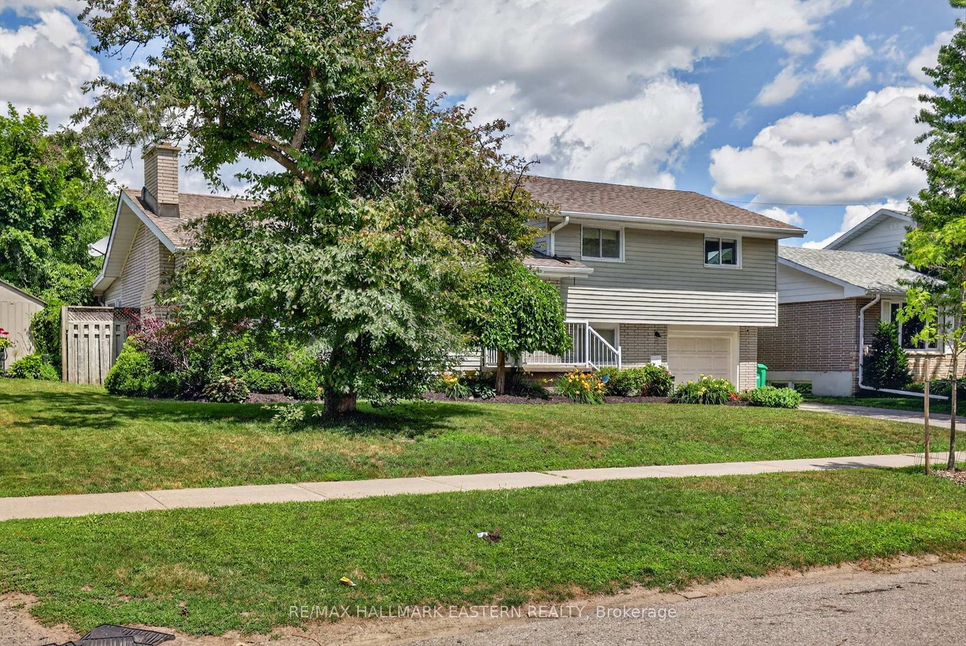 Photo 2 of 894 Kawartha Drive, Peterborough, Monaghan Ward 2 — HOMEH