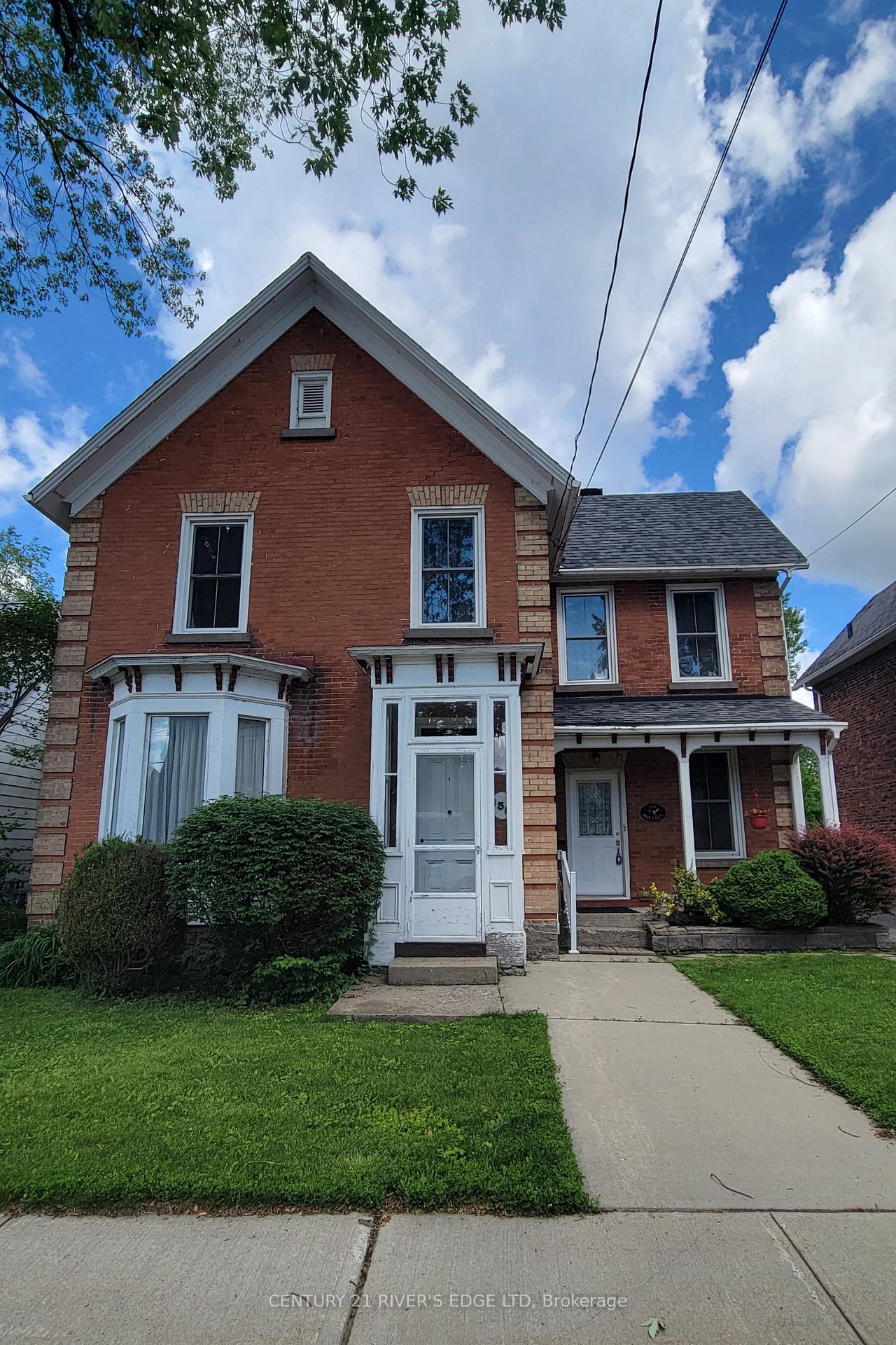 Front of 158 Pearl Street W