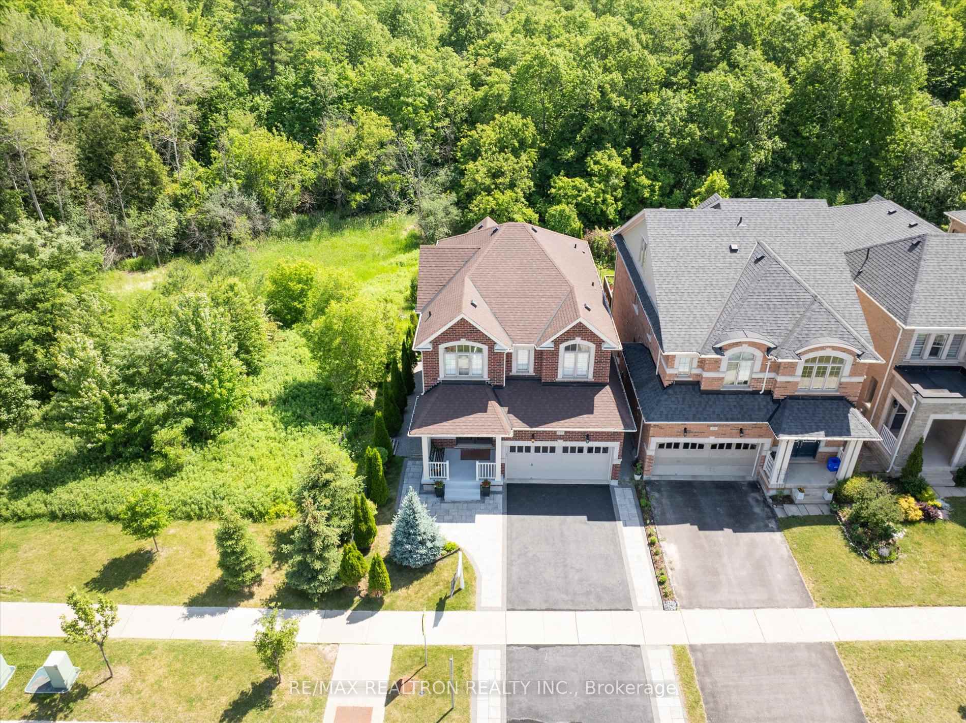 Photo 4 of 175 William Graham Drive, Aurora, Rural Aurora — HOMEH