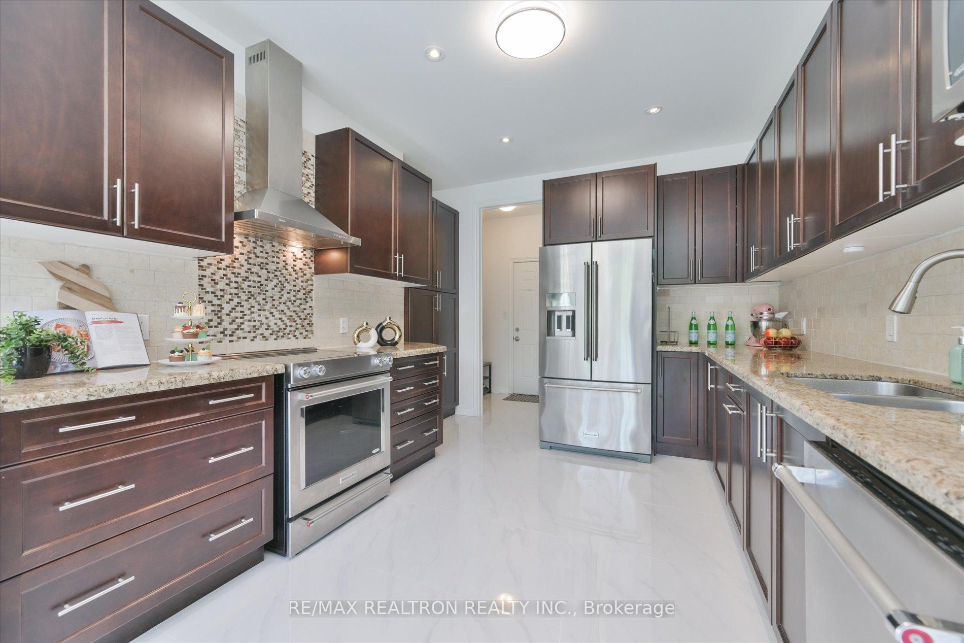 Photo 15 of 175 William Graham Drive, Aurora, Rural Aurora — HOMEH