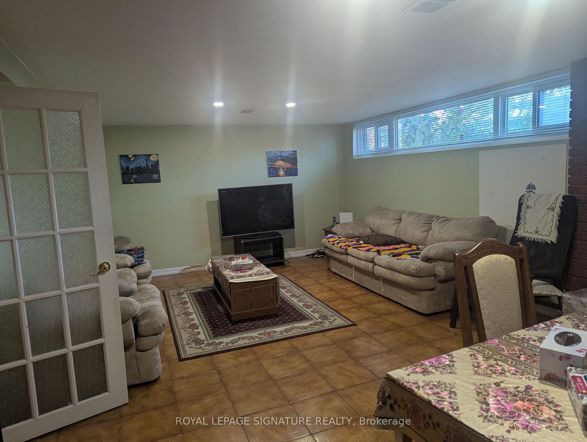 Photo 2 of 6 Heatherglen Road, Etobicoke, West Humber-Clairville — HOMEH