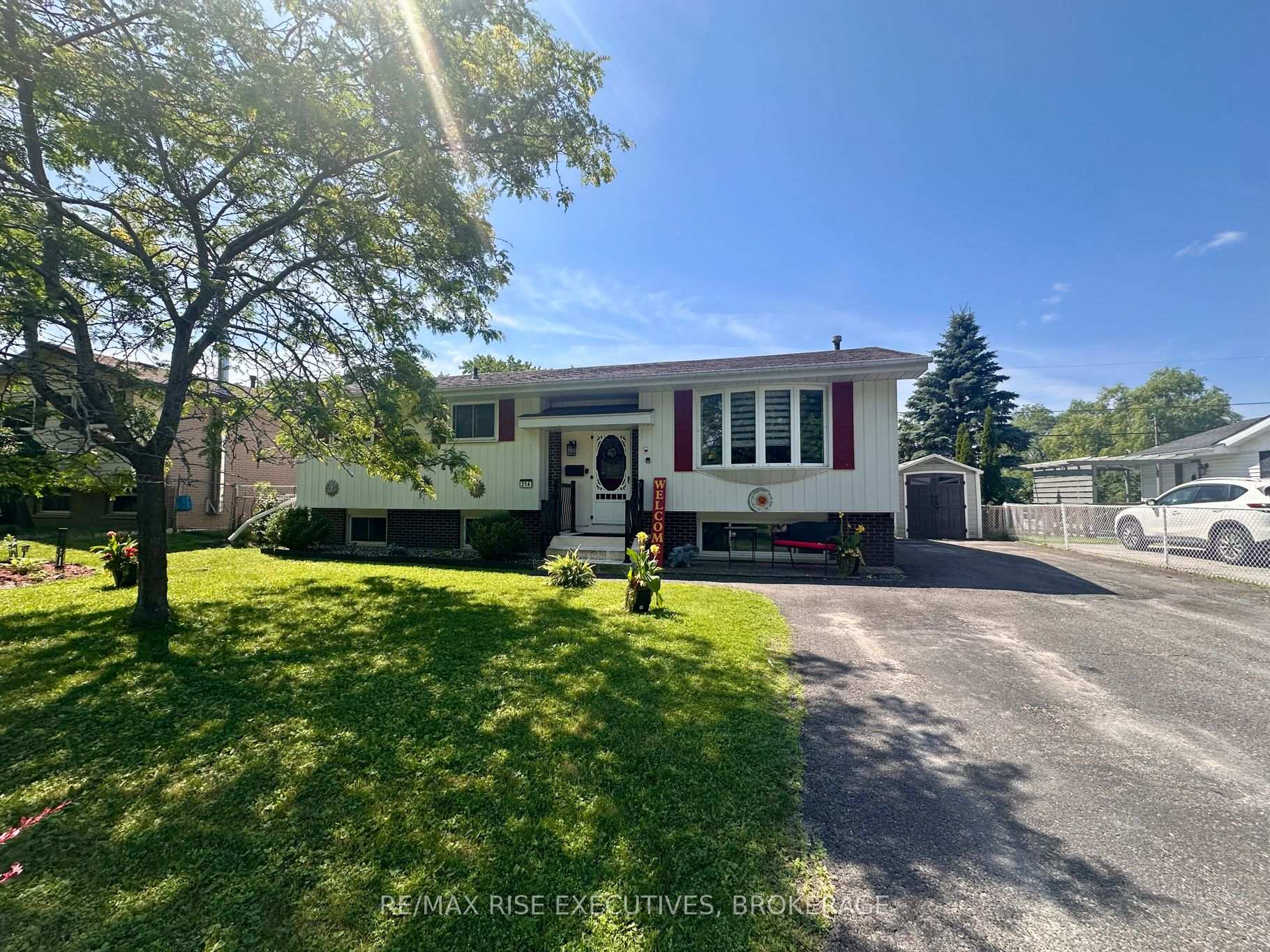 Photo 1 of 214 Amherst Drive, Loyalist, Amherstview — HOMEH