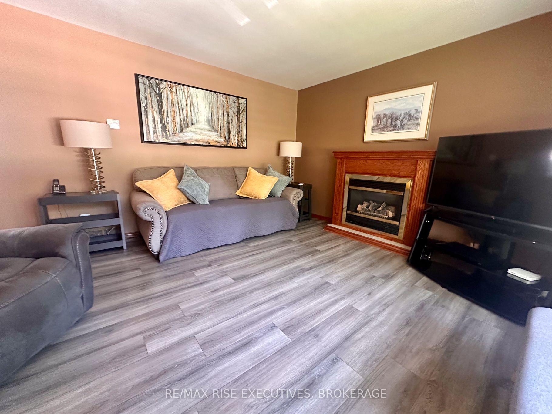 Photo 5 of 214 Amherst Drive, Loyalist, Amherstview — HOMEH