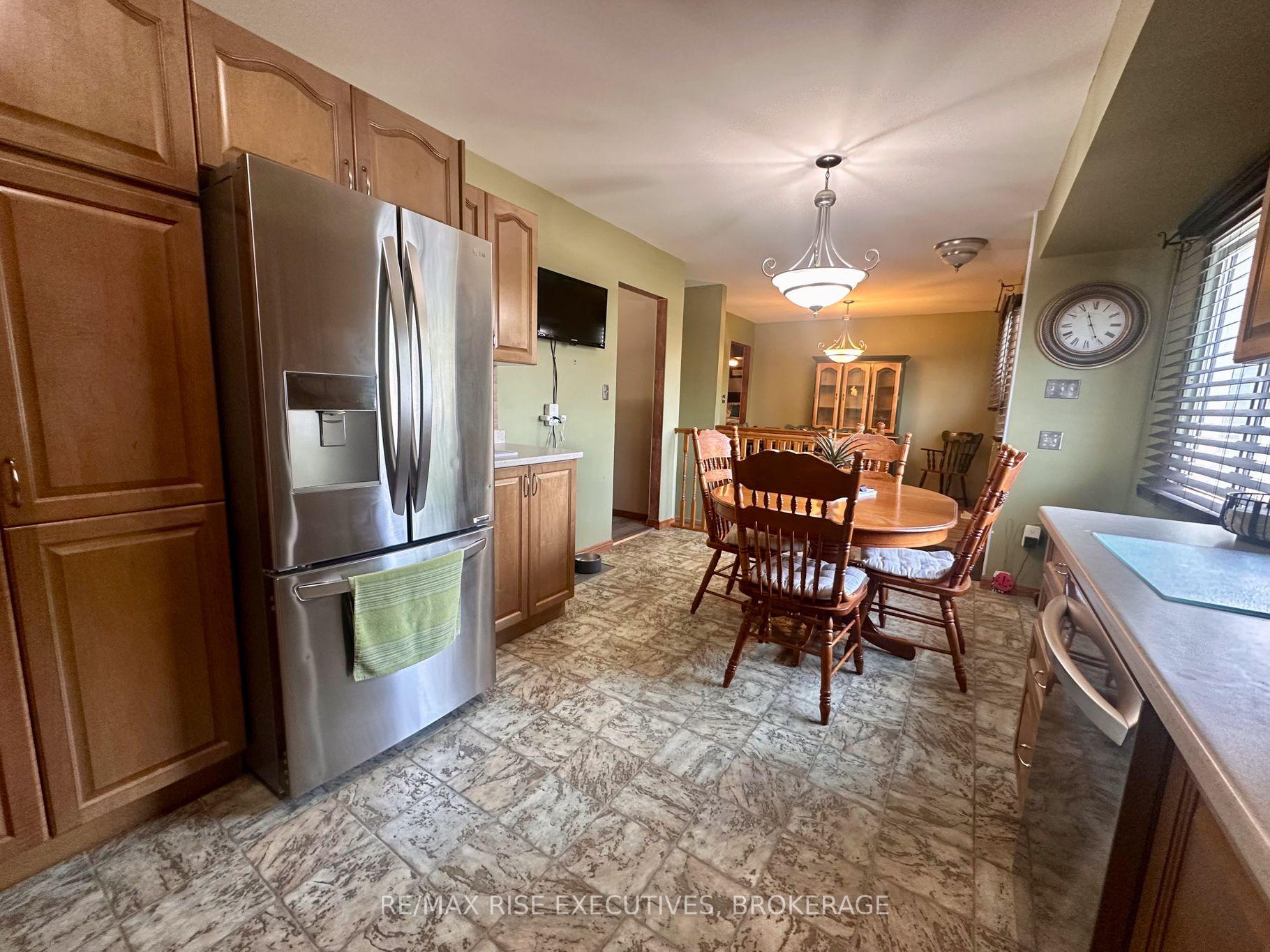 Photo 6 of 214 Amherst Drive, Loyalist, Amherstview — HOMEH