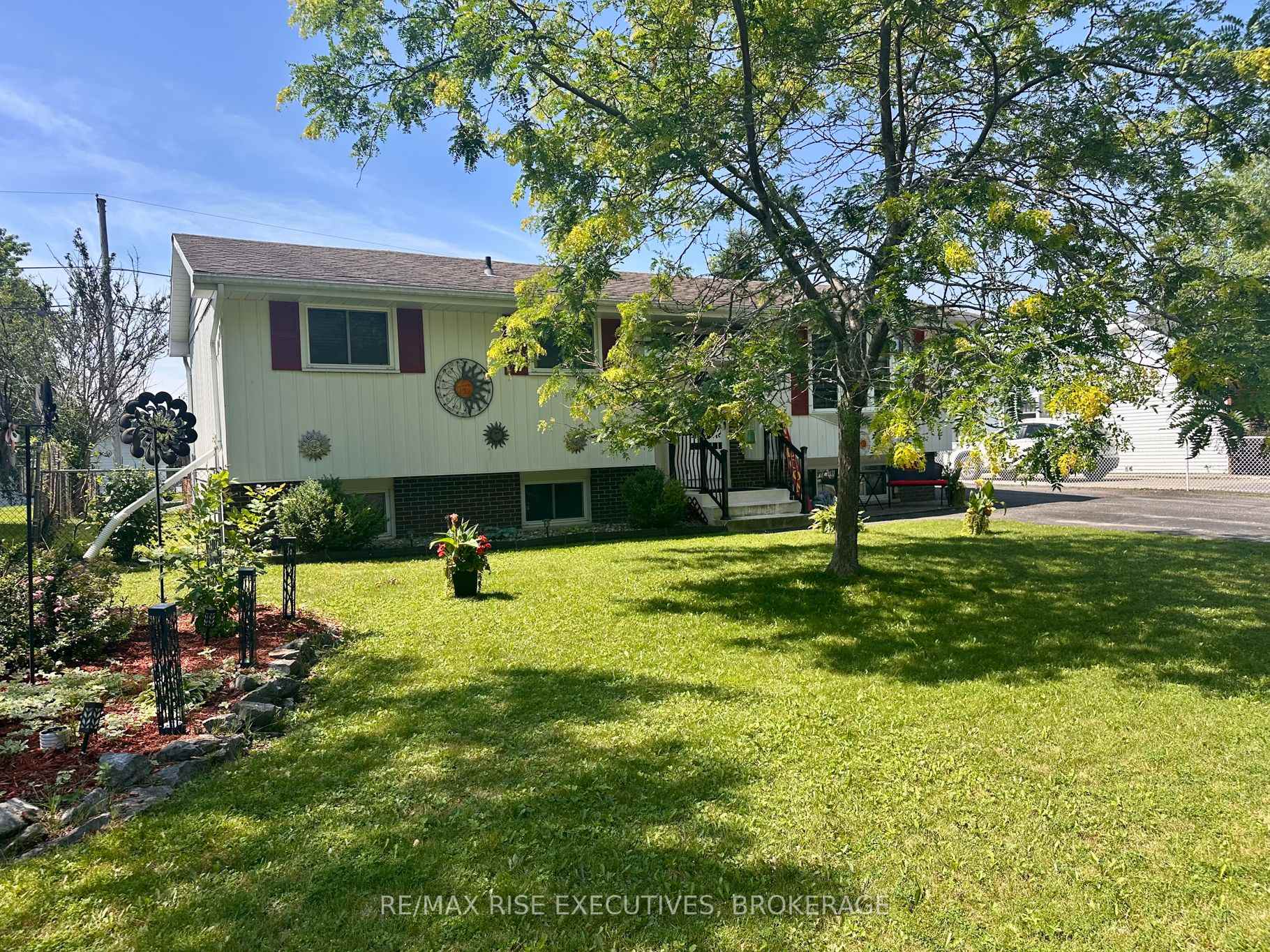 Photo 16 of 214 Amherst Drive, Loyalist, Amherstview — HOMEH