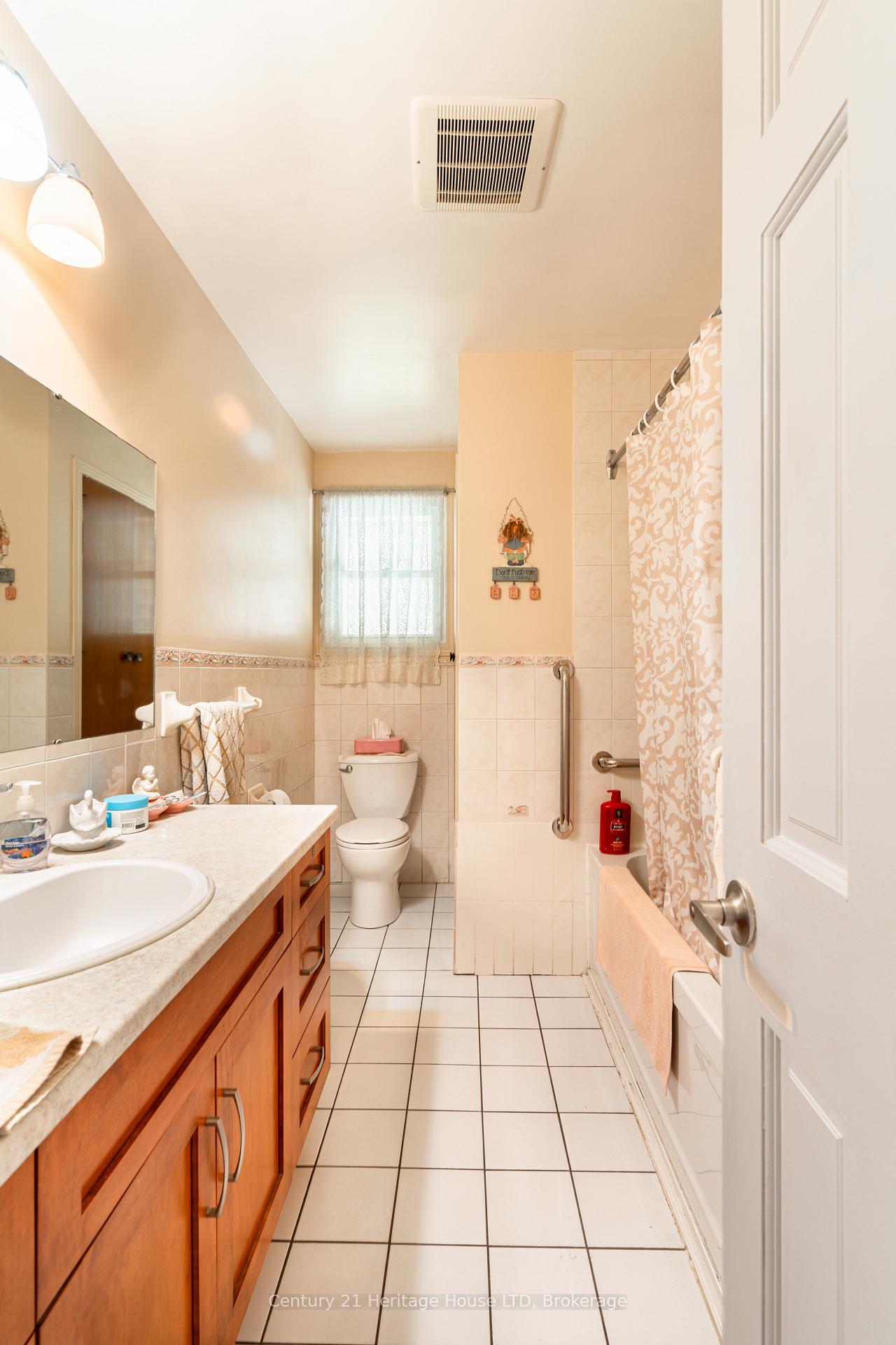 Photo 20 of 64 Croydon Drive, St. Catharines, Lakeshore — HOMEH