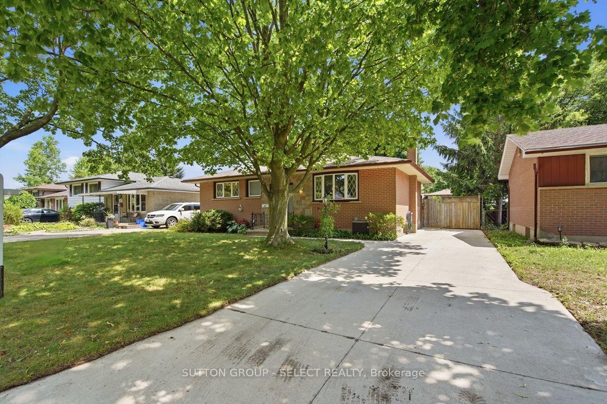 Photo 2 of 107 Aponi Crescent, London, East D — HOMEH