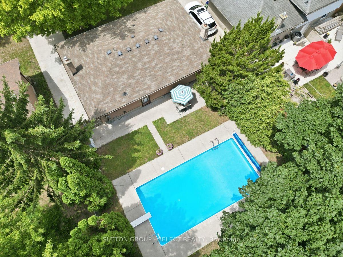 Photo 5 of 107 Aponi Crescent, London, East D — HOMEH