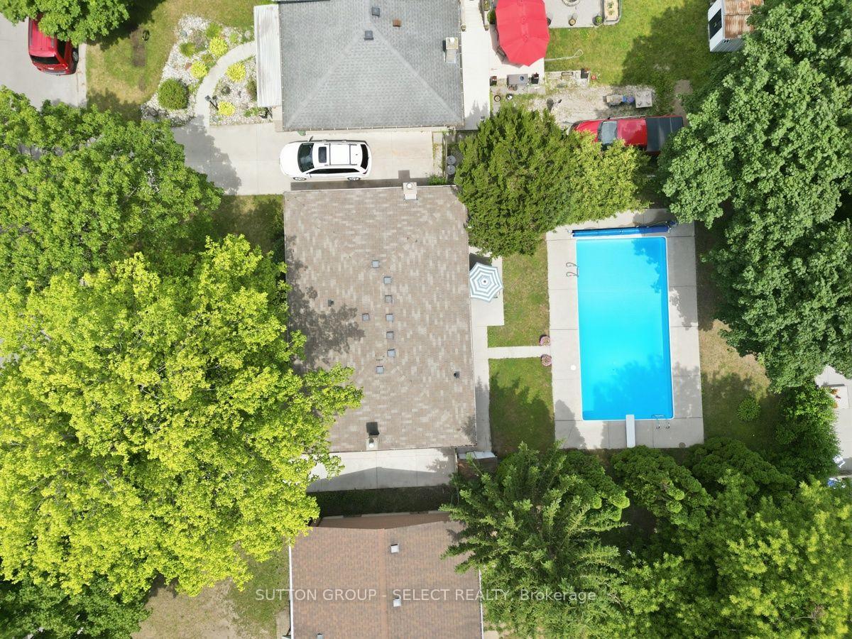 Photo 6 of 107 Aponi Crescent, London, East D — HOMEH