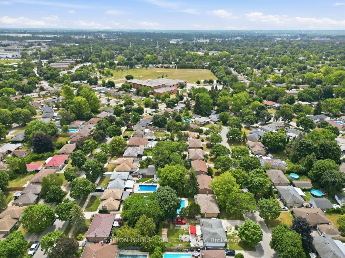 Photo 8 of 107 Aponi Crescent, London, East D — HOMEH