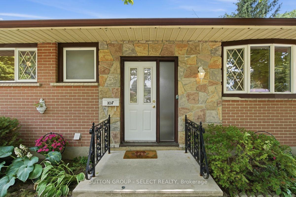 Photo 9 of 107 Aponi Crescent, London, East D — HOMEH