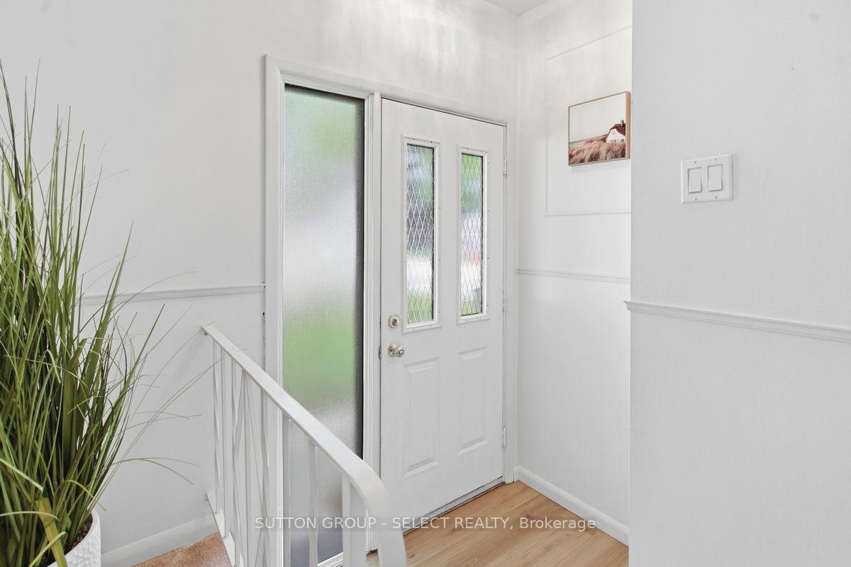 Photo 10 of 107 Aponi Crescent, London, East D — HOMEH