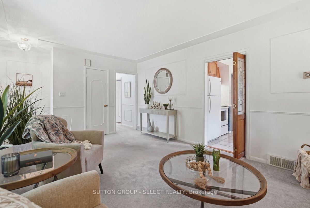 Photo 14 of 107 Aponi Crescent, London, East D — HOMEH