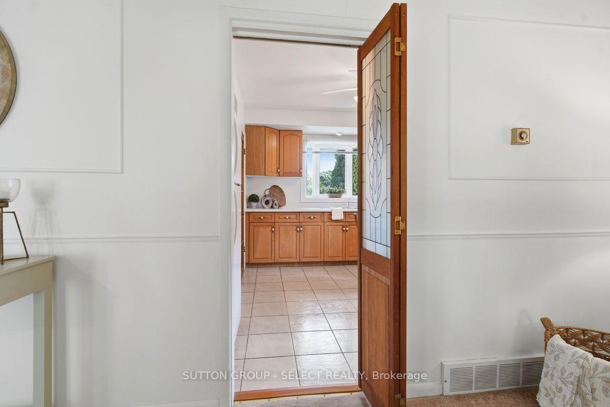 Photo 15 of 107 Aponi Crescent, London, East D — HOMEH