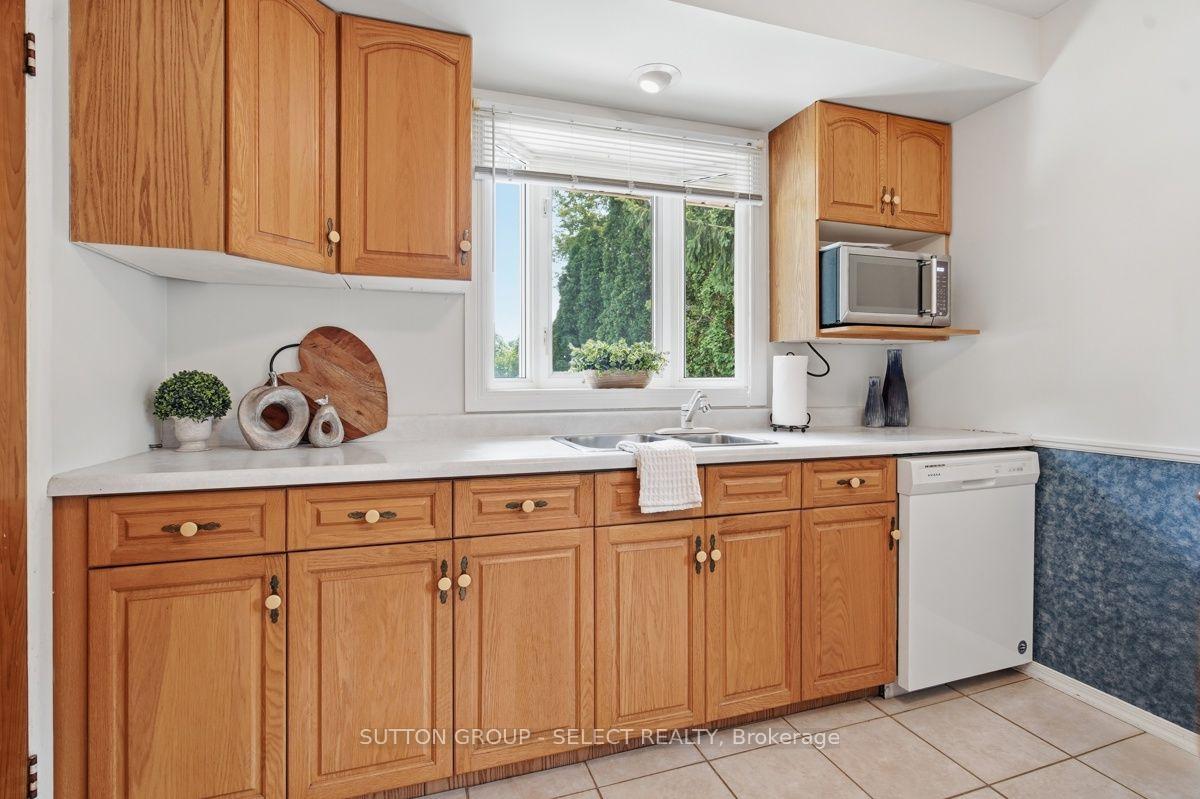 Photo 17 of 107 Aponi Crescent, London, East D — HOMEH