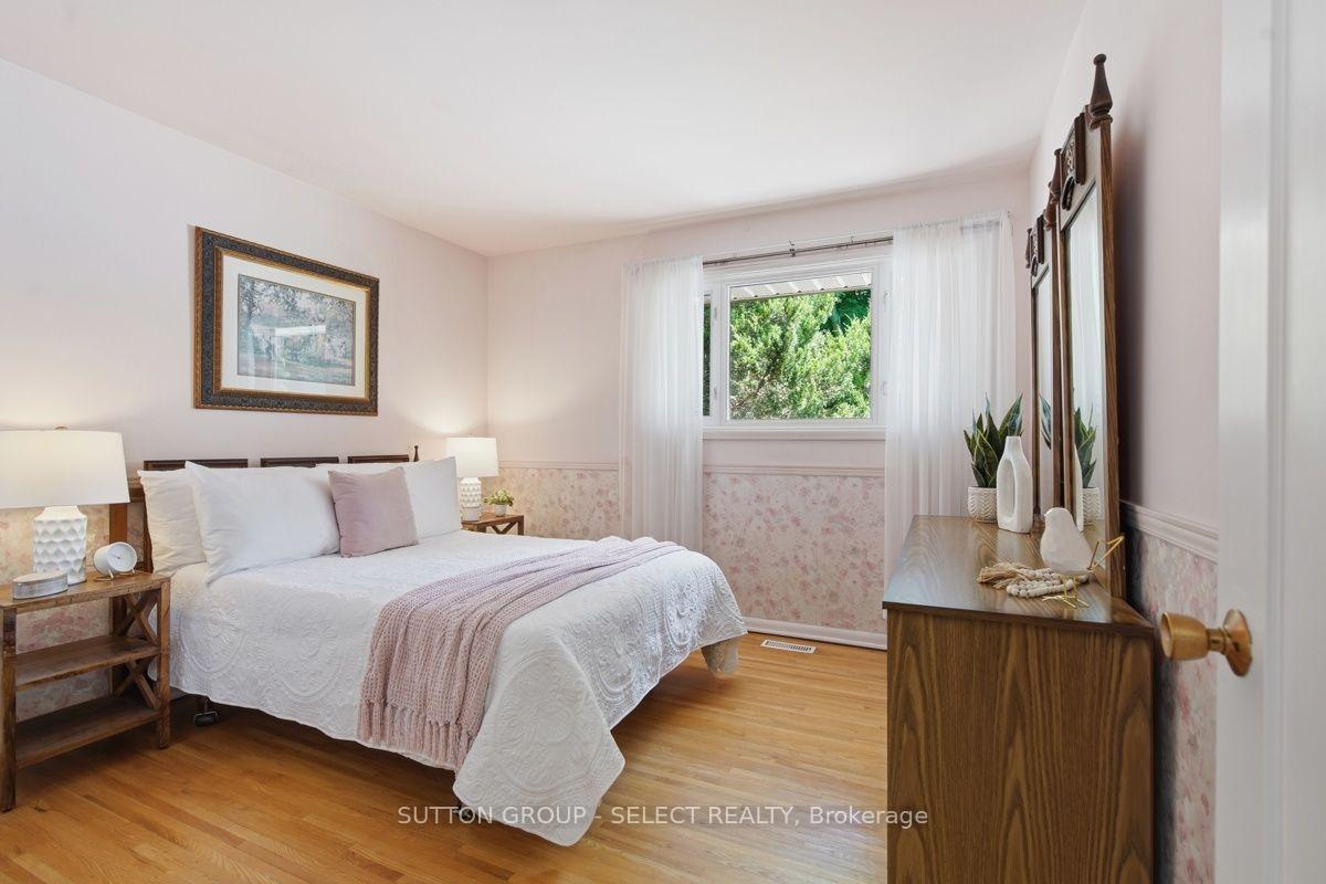 Photo 20 of 107 Aponi Crescent, London, East D — HOMEH