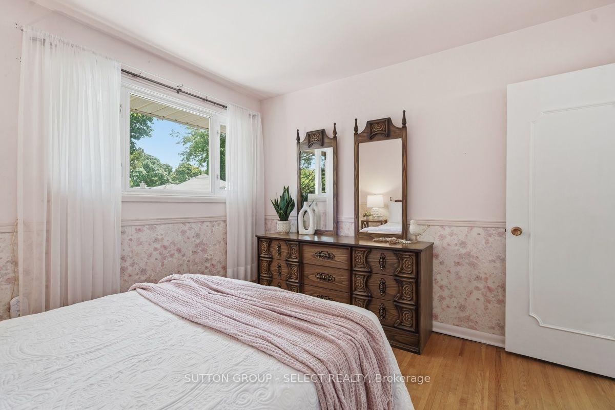Photo 22 of 107 Aponi Crescent, London, East D — HOMEH