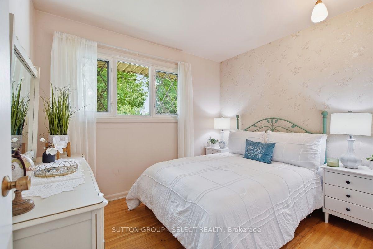 Photo 26 of 107 Aponi Crescent, London, East D — HOMEH