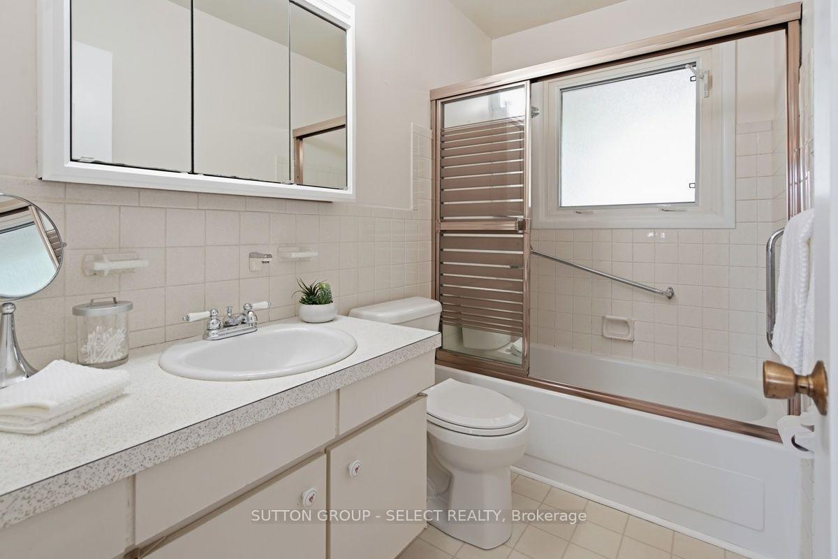 Photo 28 of 107 Aponi Crescent, London, East D — HOMEH