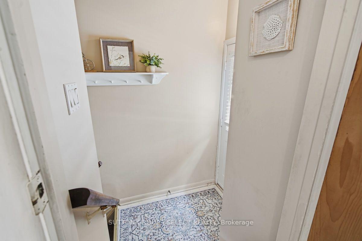 Photo 29 of 107 Aponi Crescent, London, East D — HOMEH