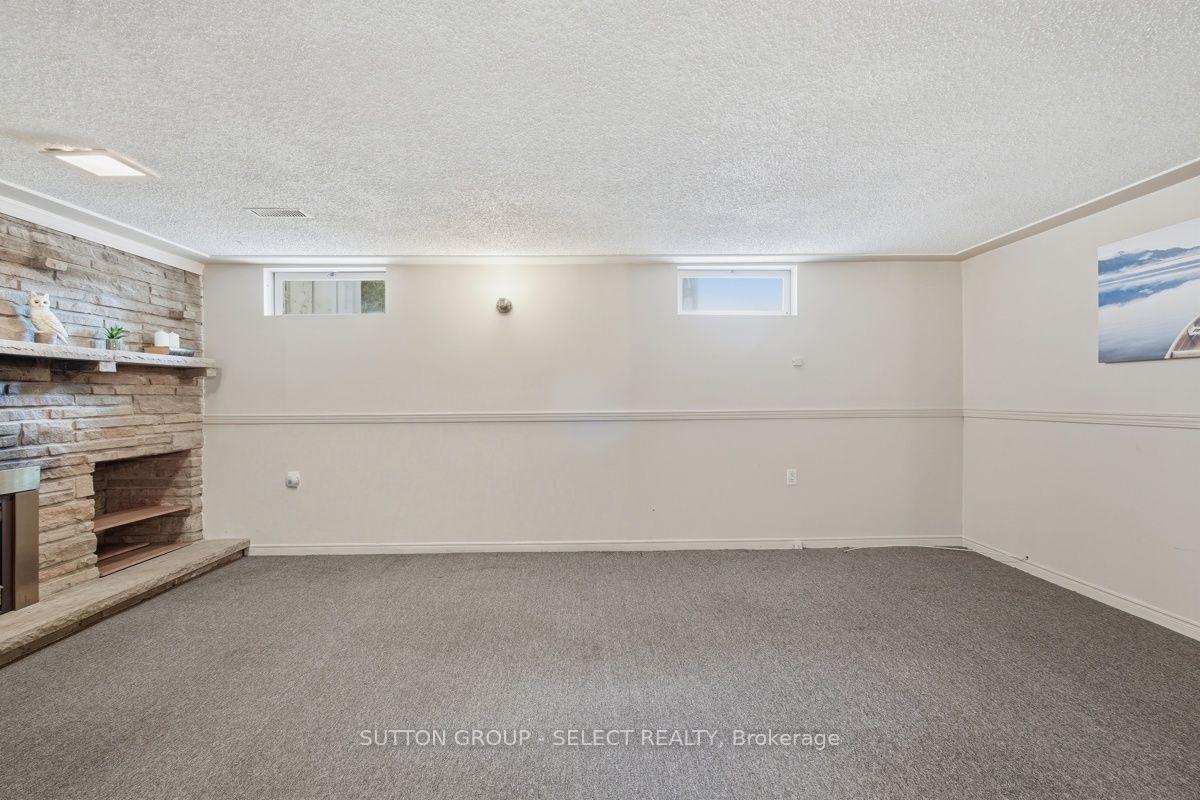 Photo 33 of 107 Aponi Crescent, London, East D — HOMEH