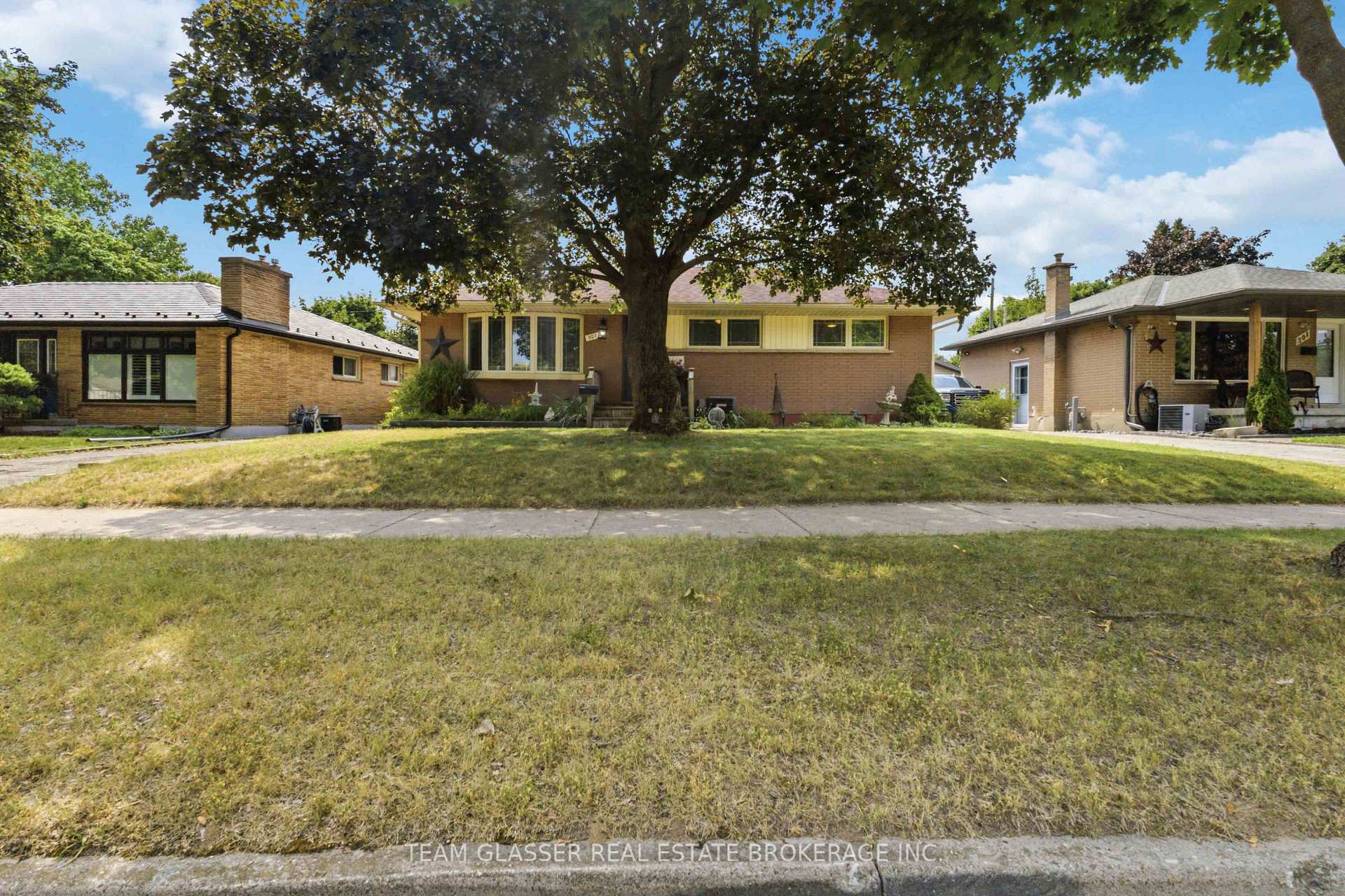 Front of 307 Tweedsmuir Avenue