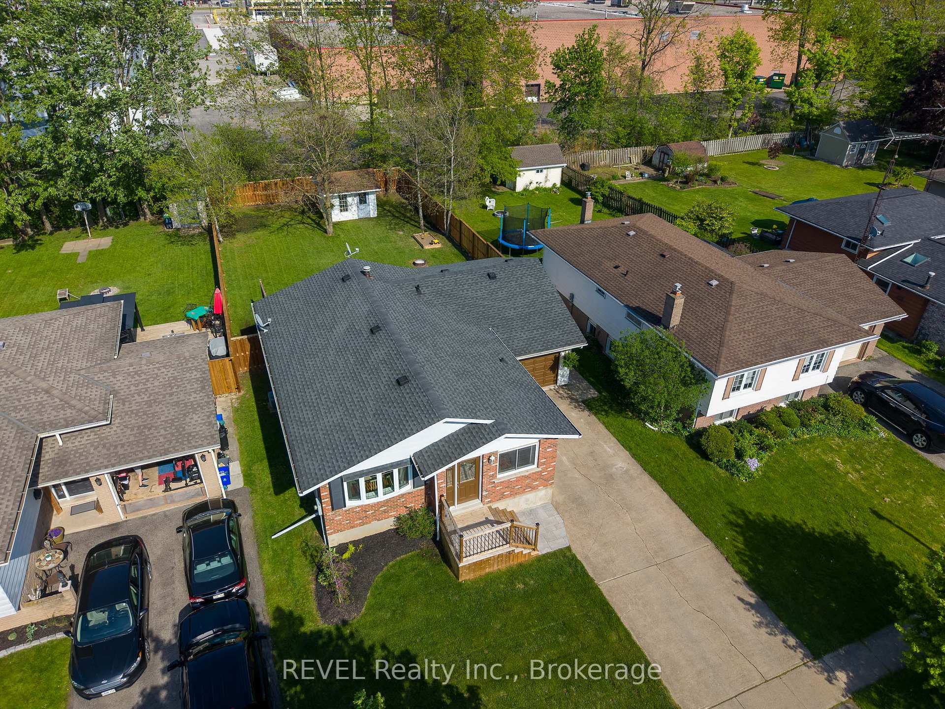 Photo 3 of 92 Royal Oak Drive, Welland, N. Welland — HOMEH