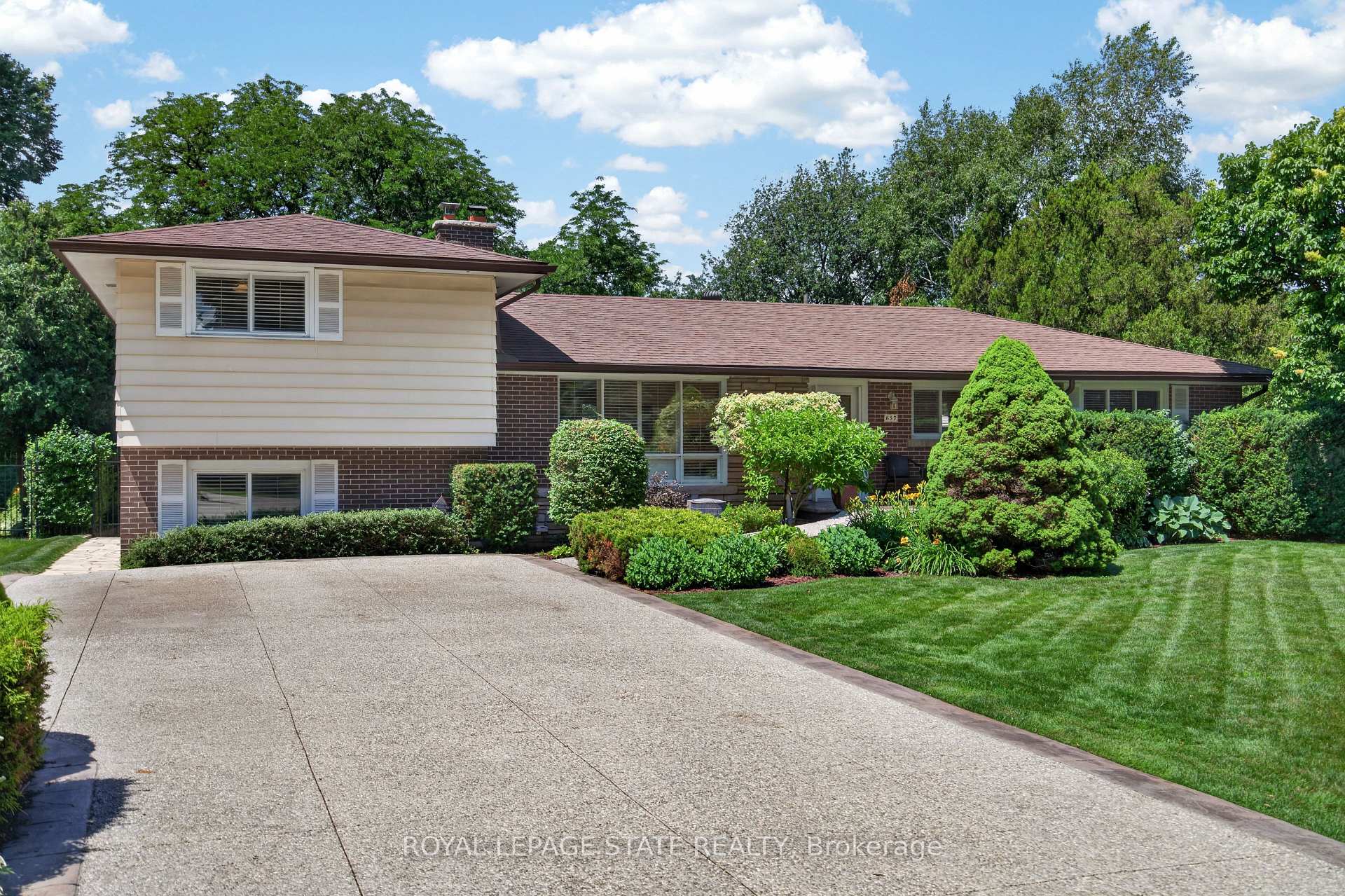 Photo 2 of 657 Iroquois Avenue, Hamilton, Ancaster — HOMEH