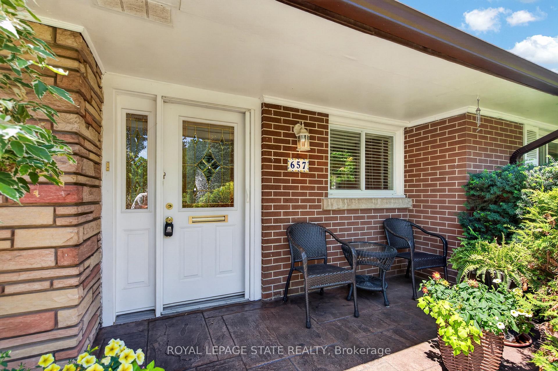 Photo 3 of 657 Iroquois Avenue, Hamilton, Ancaster — HOMEH