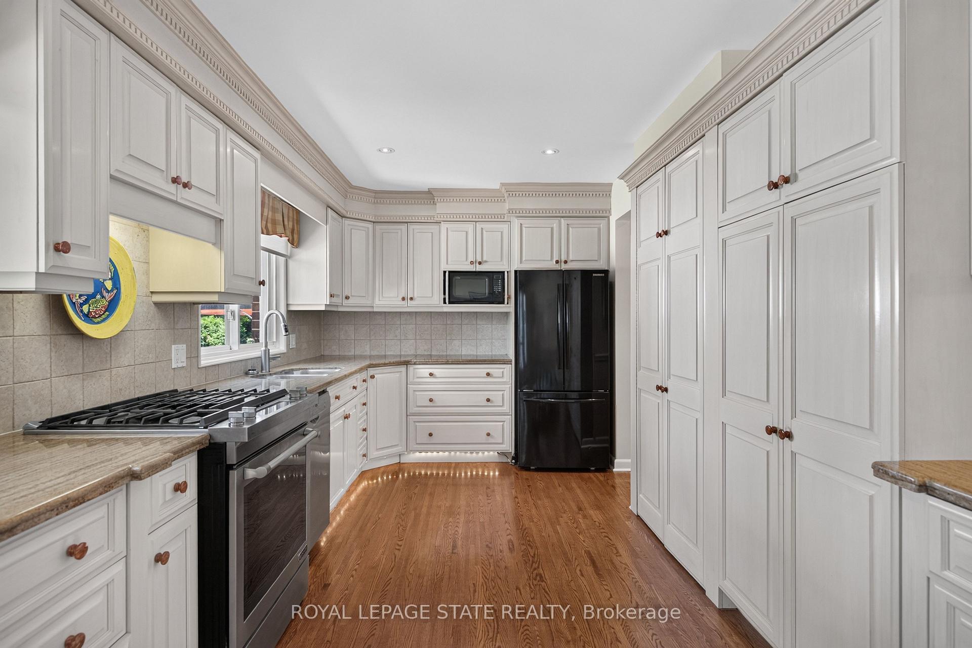 Photo 10 of 657 Iroquois Avenue, Hamilton, Ancaster — HOMEH