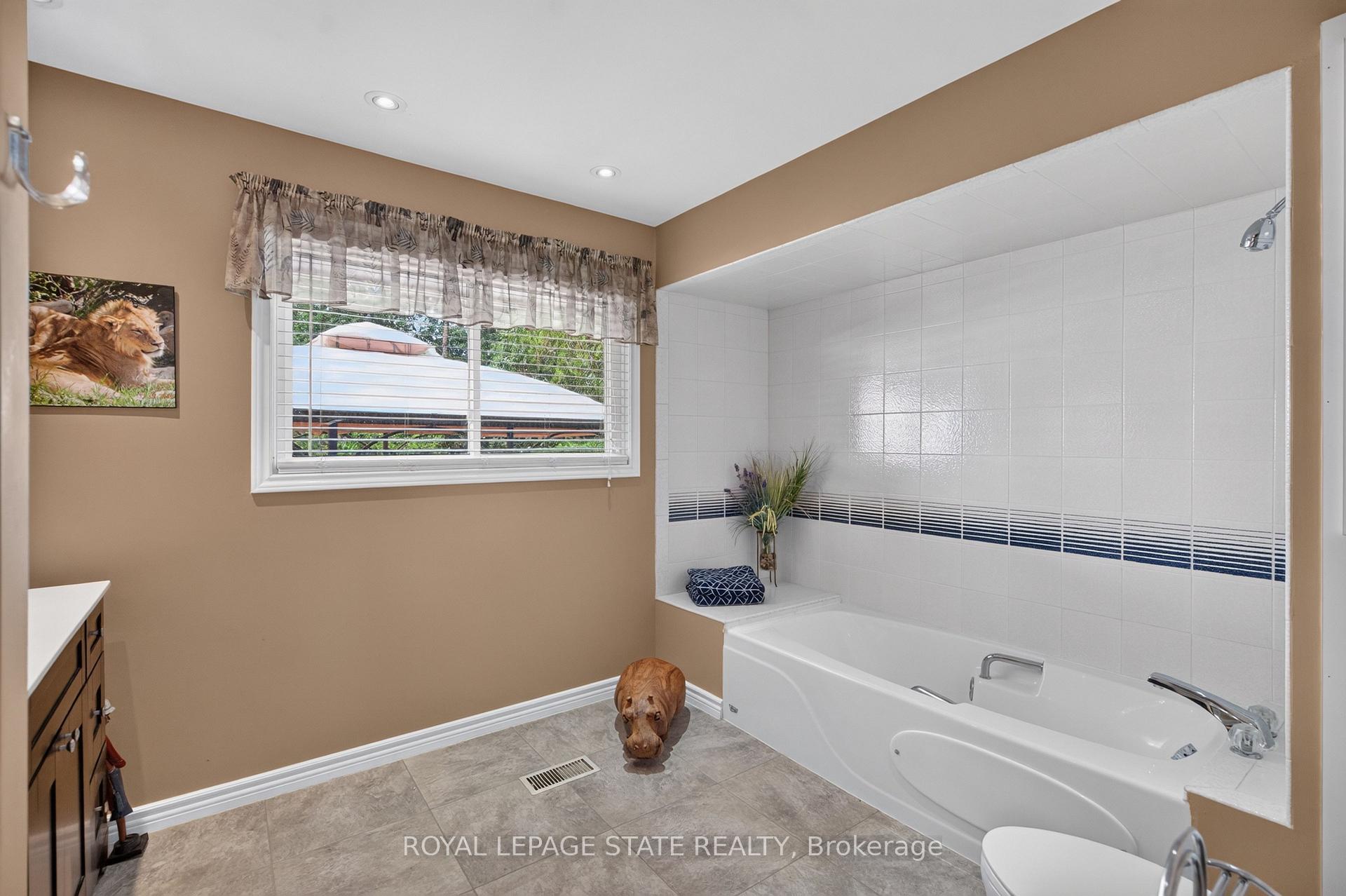 Photo 17 of 657 Iroquois Avenue, Hamilton, Ancaster — HOMEH