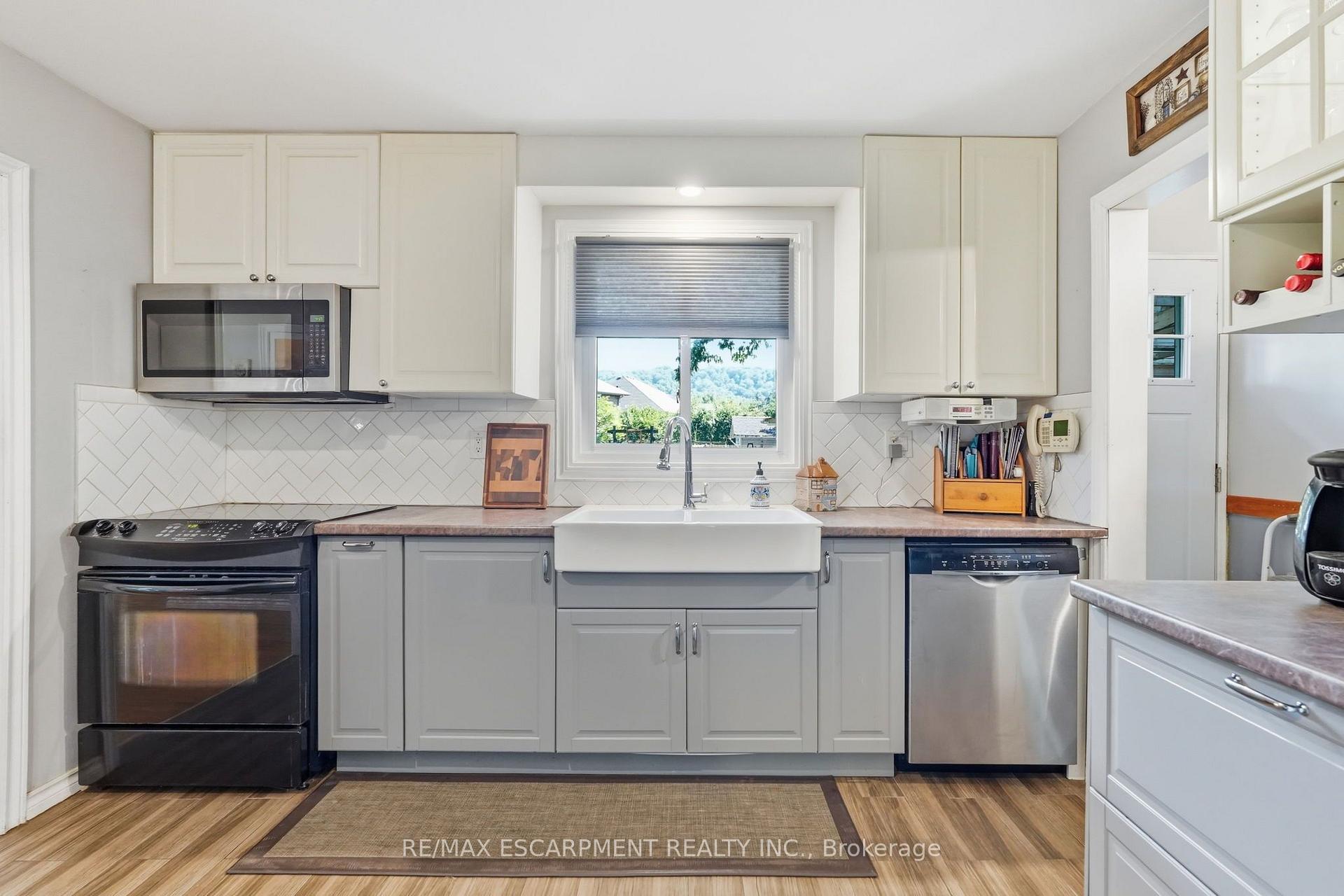 Photo 11 of 204 Main Street E, Grimsby, Grimsby East — HOMEH