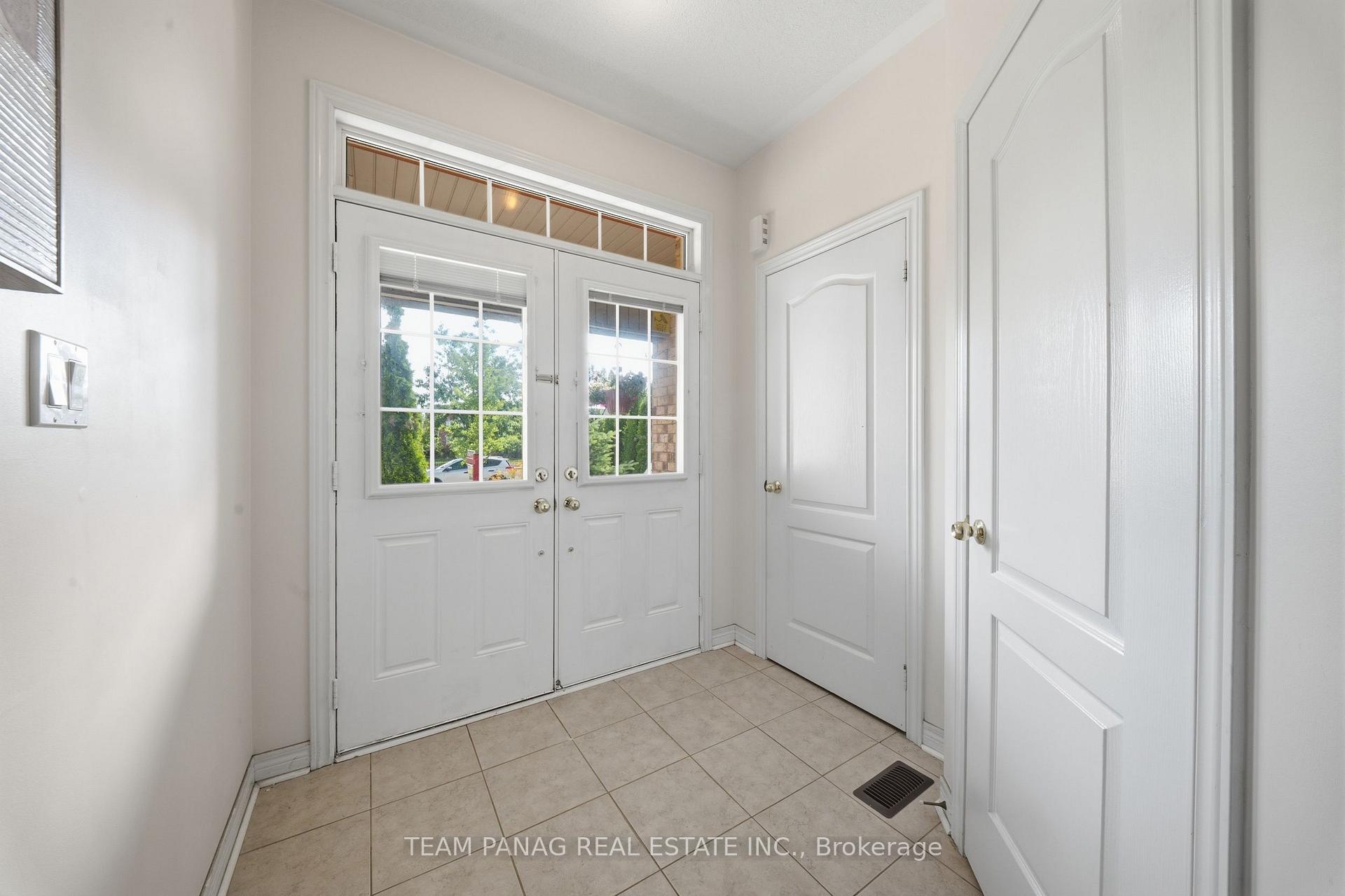 Photo 9 of 31 Lorenzo Circle, Brampton, Sandringham-Wellington — HOMEH