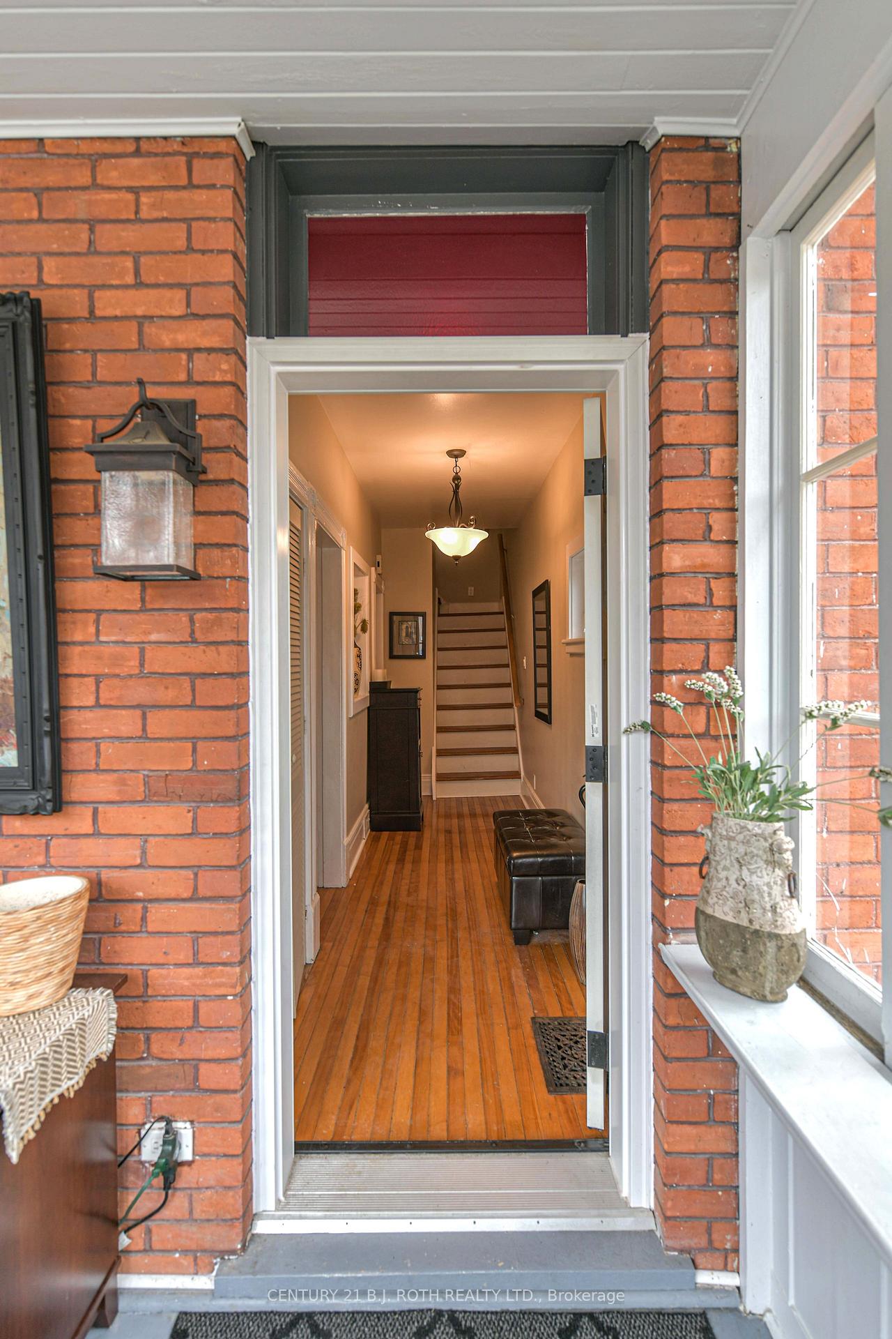 Photo 10 of 45 Albert Street N, Orillia — HOMEH