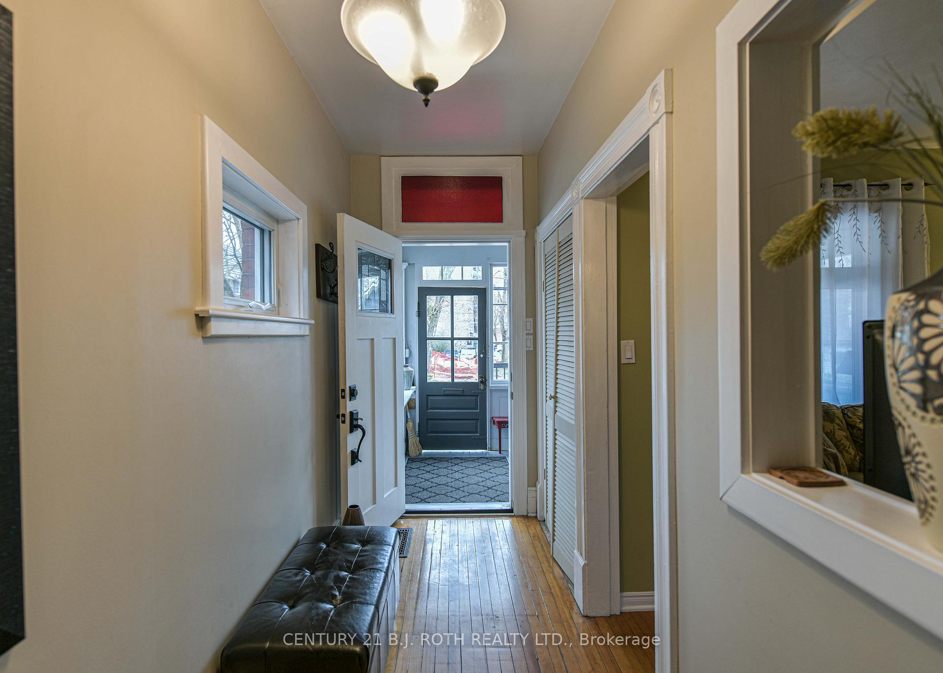 Photo 11 of 45 Albert Street N, Orillia — HOMEH