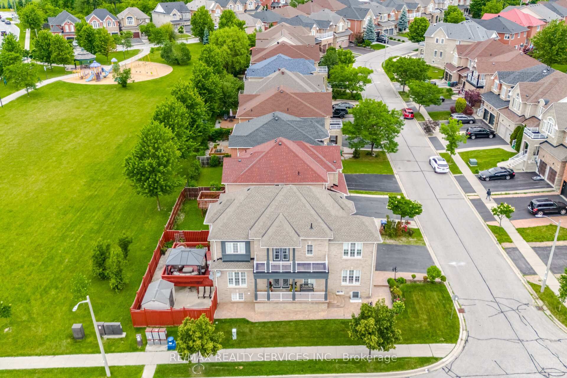 Photo 2 of 17 Pefferlaw Circle, Brampton, Bram West — HOMEH