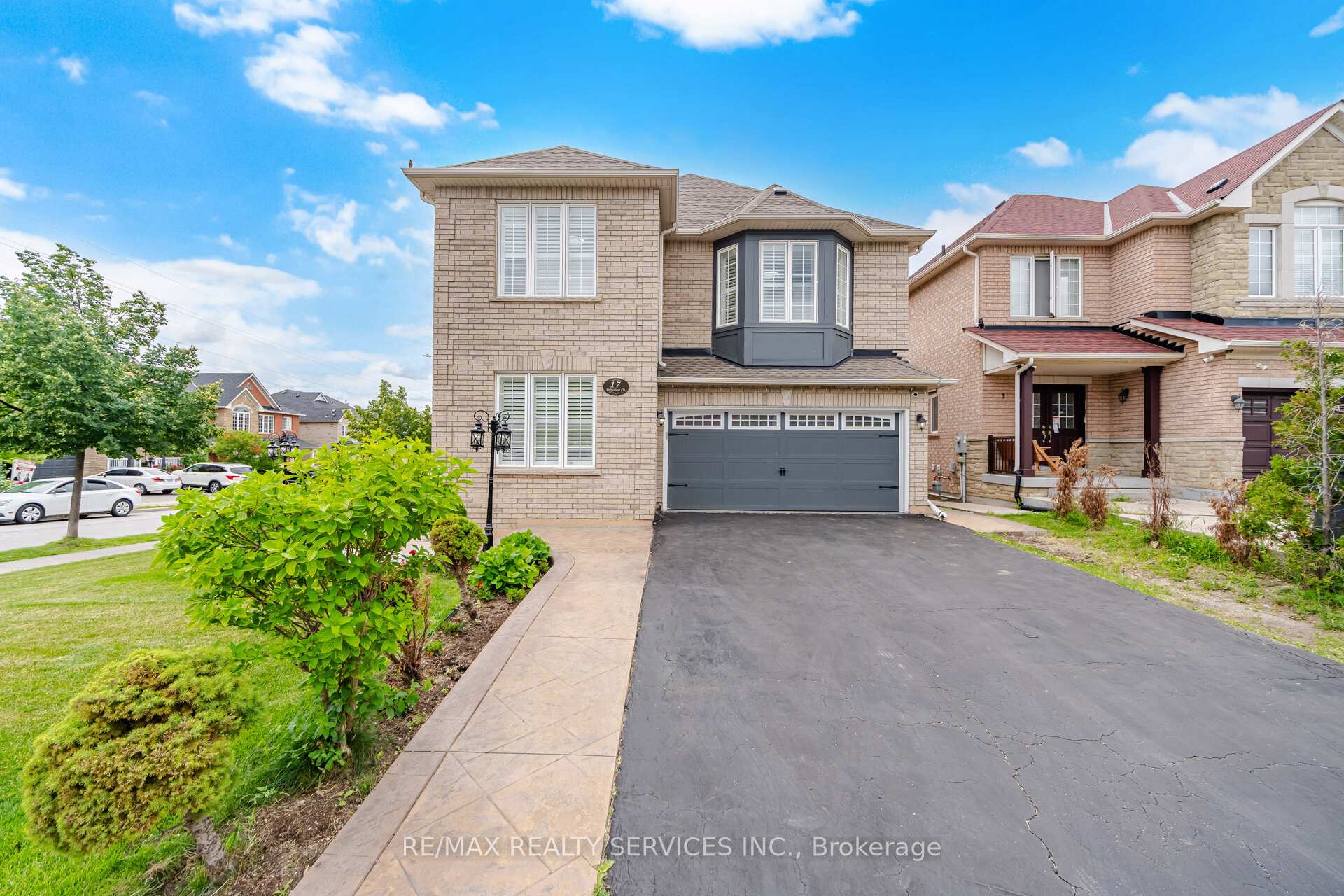 Photo 3 of 17 Pefferlaw Circle, Brampton, Bram West — HOMEH
