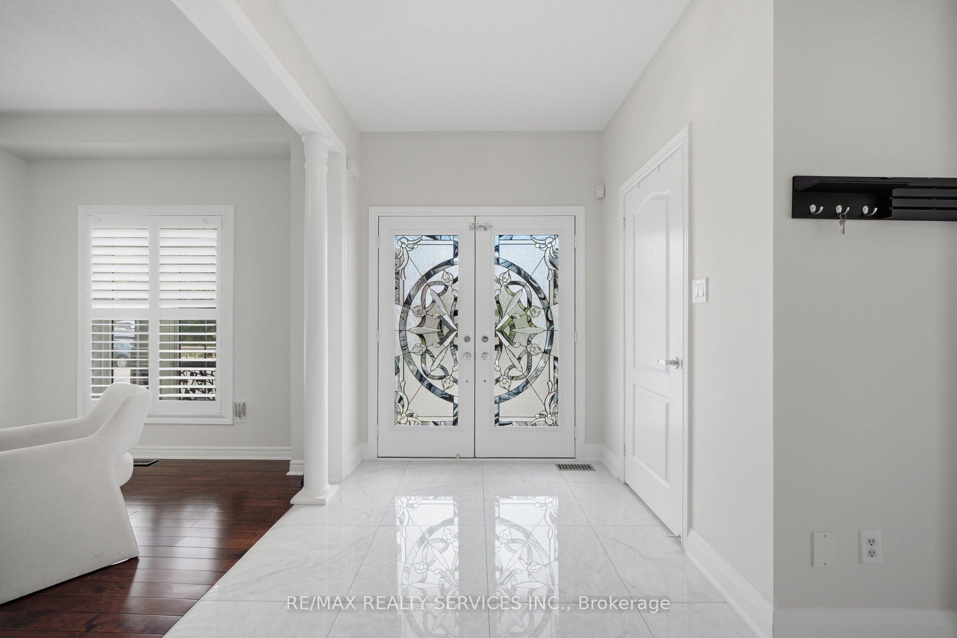 Photo 5 of 17 Pefferlaw Circle, Brampton, Bram West — HOMEH