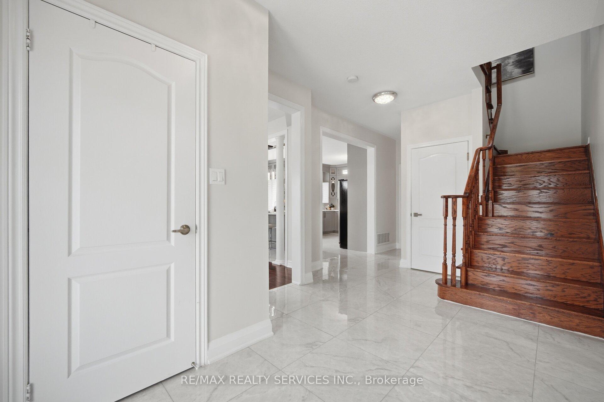 Photo 6 of 17 Pefferlaw Circle, Brampton, Bram West — HOMEH