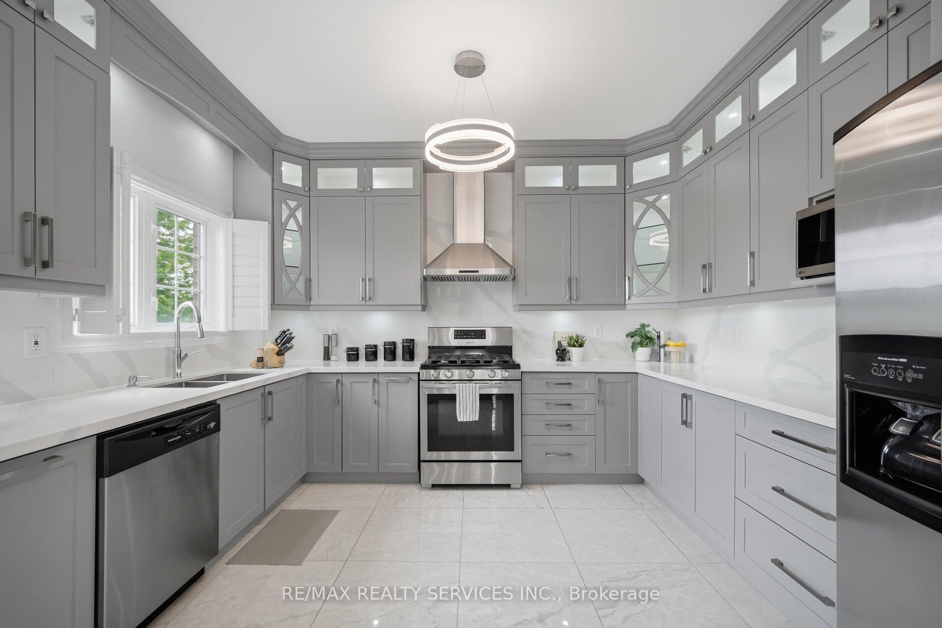 Photo 11 of 17 Pefferlaw Circle, Brampton, Bram West — HOMEH