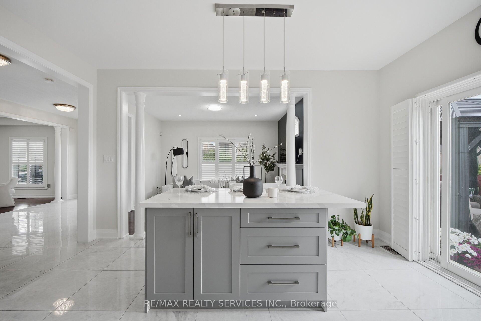 Photo 13 of 17 Pefferlaw Circle, Brampton, Bram West — HOMEH