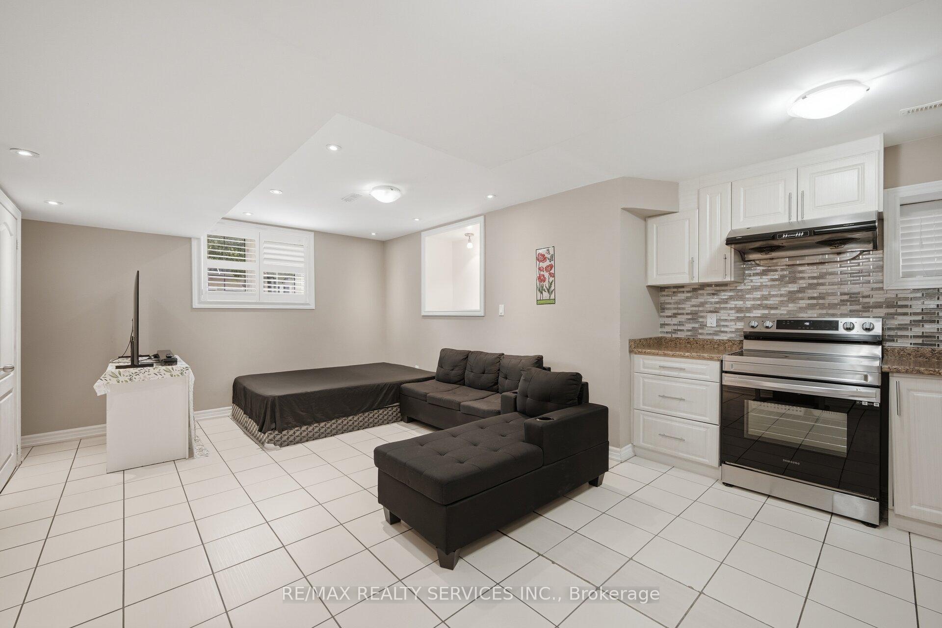 Photo 32 of 17 Pefferlaw Circle, Brampton, Bram West — HOMEH