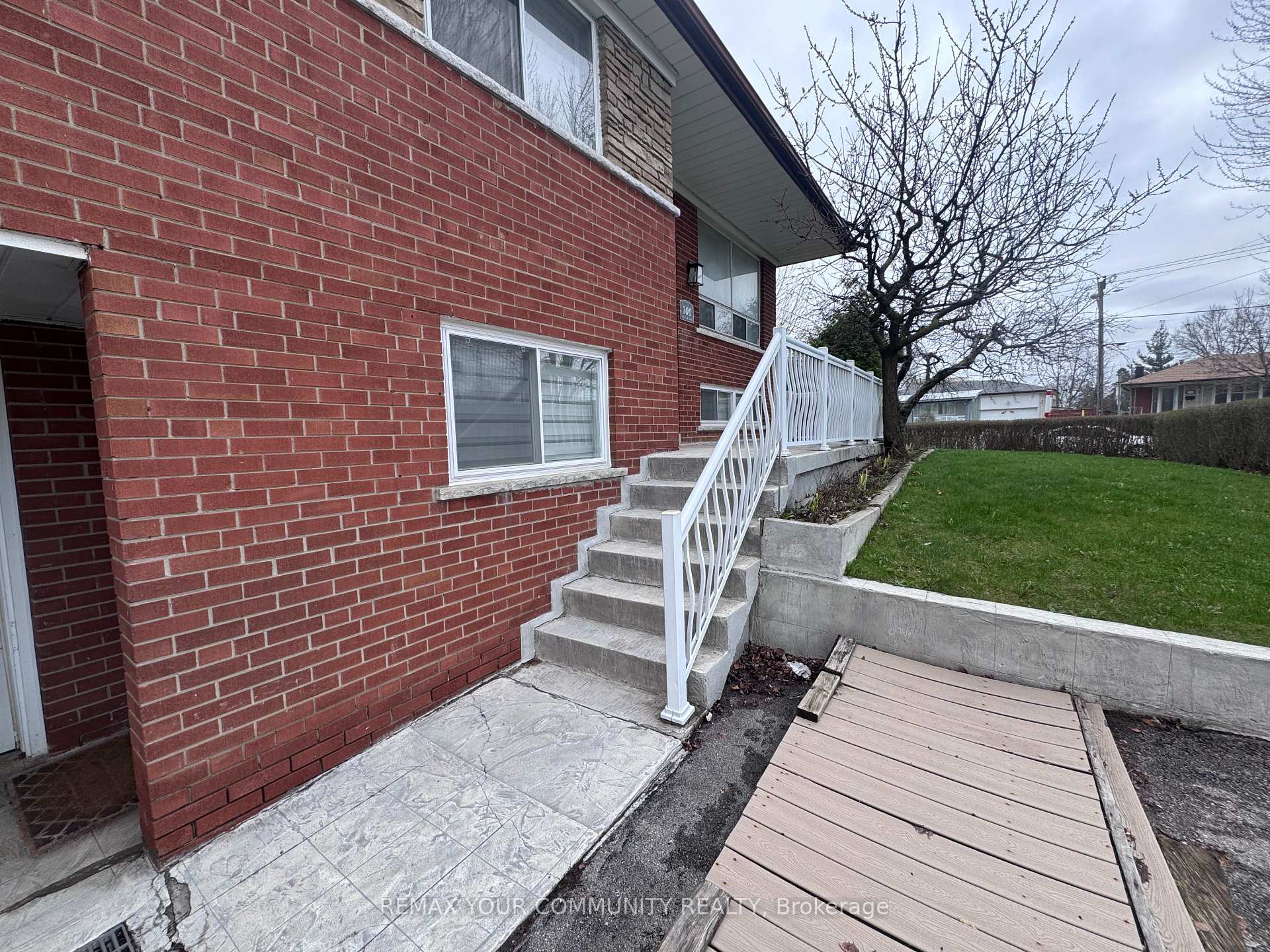Photo 4 of Unit UPPER, 300 Driftwood Avenue, North York, Black Creek — HOMEH