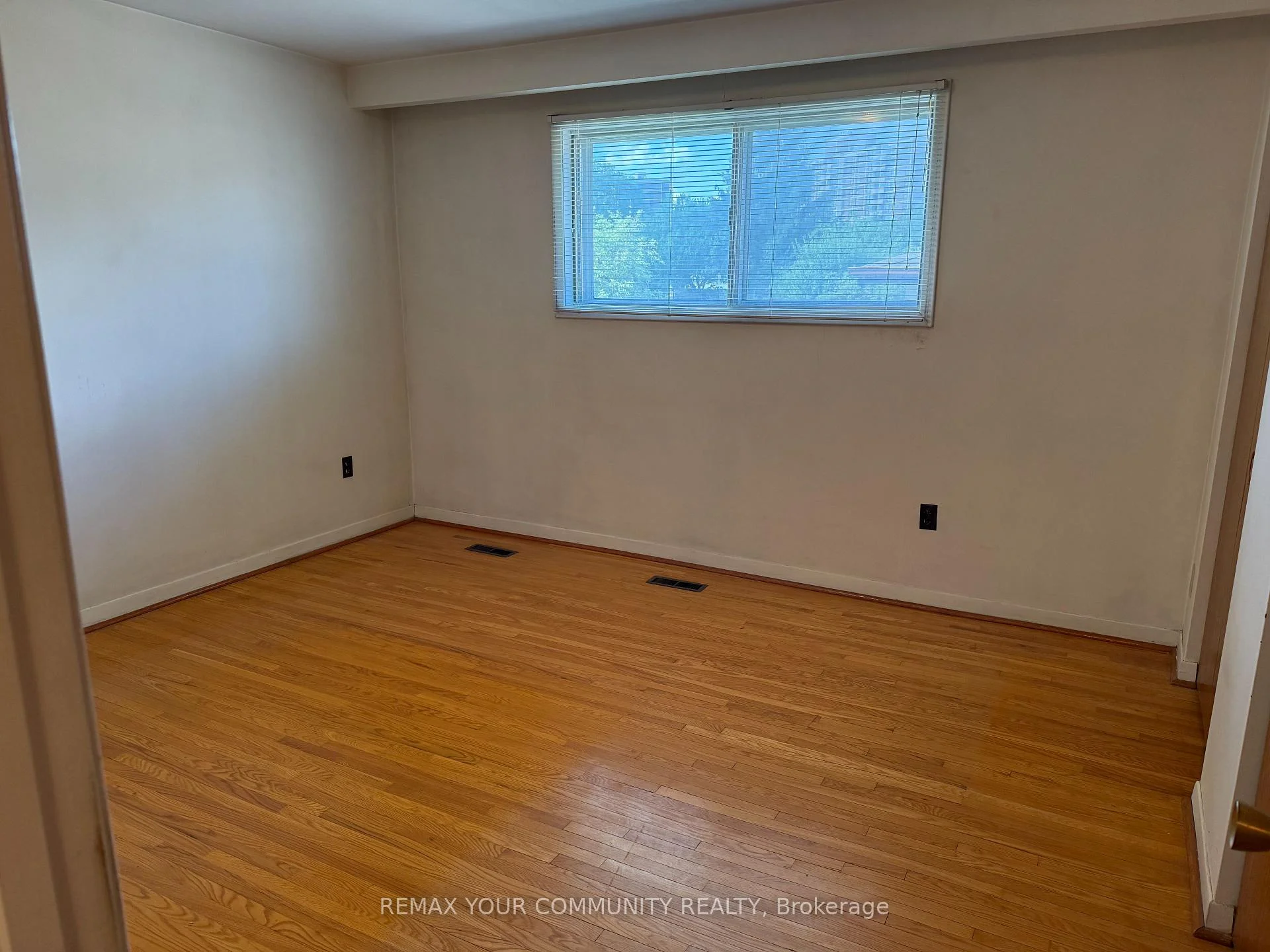 Photo 33 of Unit UPPER, 300 Driftwood Avenue, North York, Black Creek — HOMEH