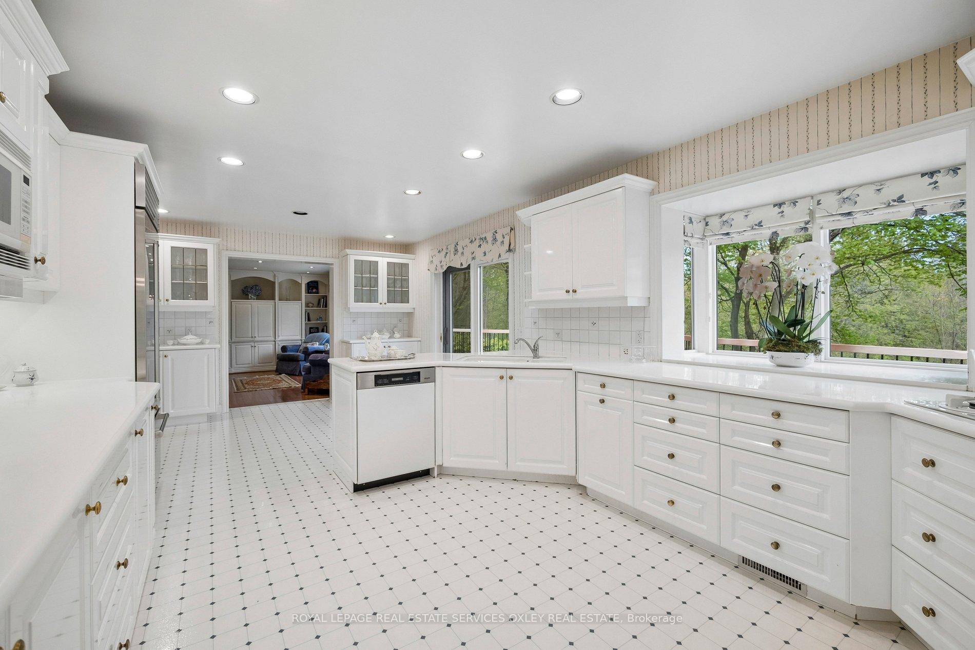Photo 11 of 18 Swansdown Drive, North York, St. Andrew-Windfields — HOMEH