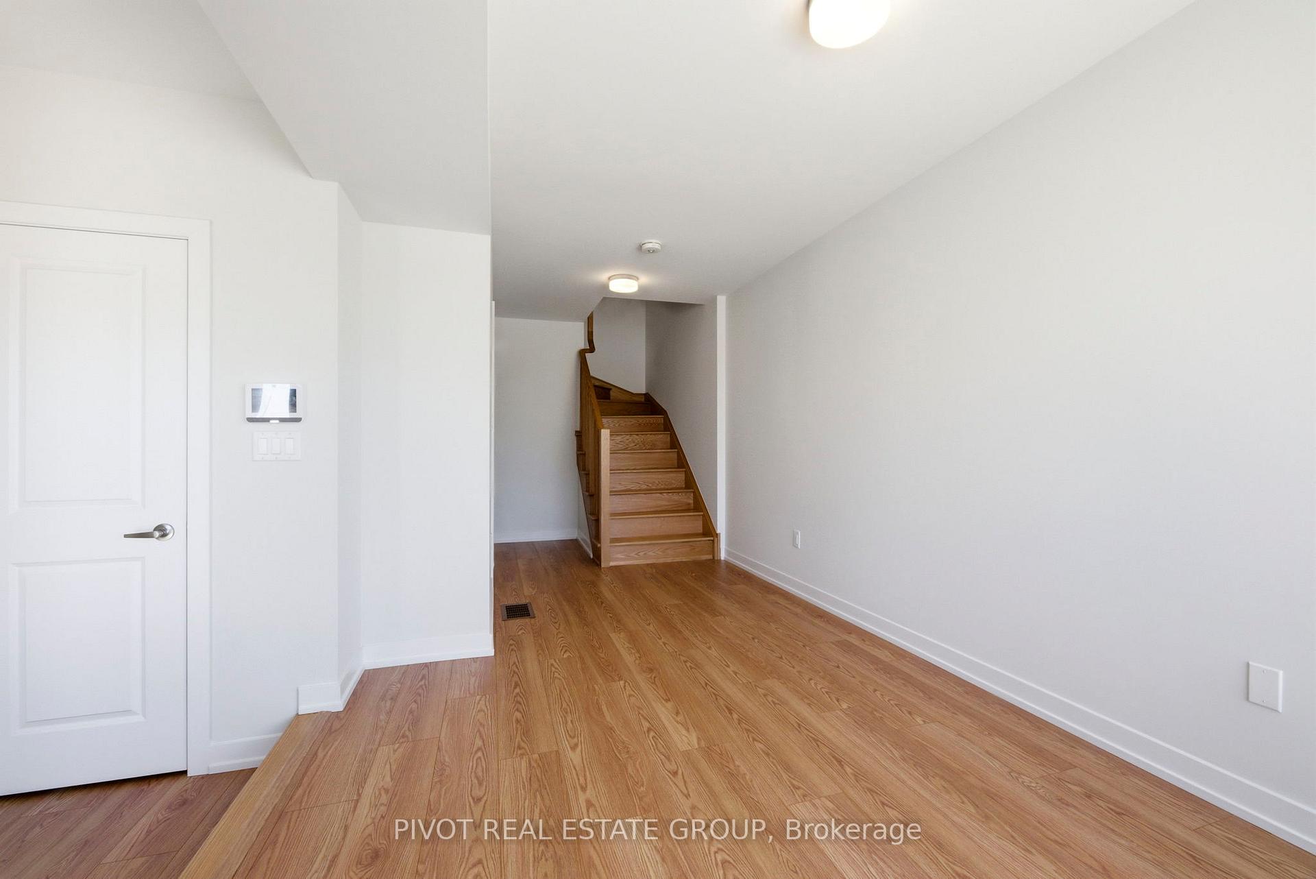 Photo 10 of 24 Pluto Way, Whitby, Brooklin — HOMEH