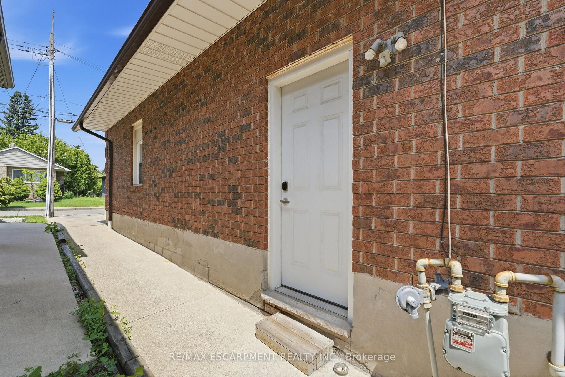 Photo 4 of Unit LOWER, 303 Caledon Avenue, Hamilton, Rolston — HOMEH